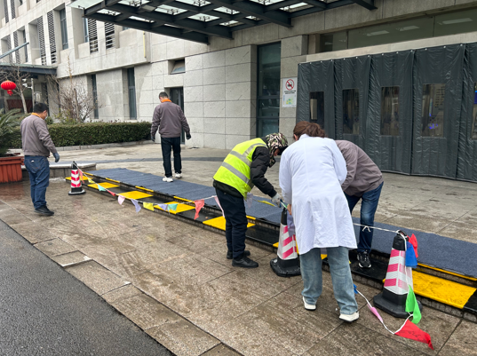 以“霰”为令，以动制“冻”——惠山三院积极应对低温冰冻天气，确保“医路”通畅